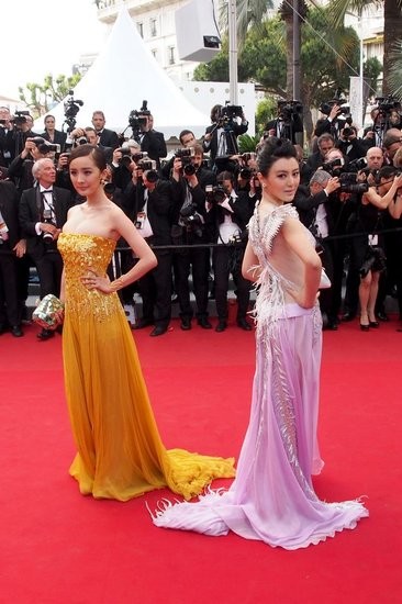 Cả hai cùng đọ sắc tại LHP Cannes, riêng Dương Mịch đã "tranh thủ" khoe dáng quá nhiều nên khiến nhân viên của LHP đã phải can thiệp bằng cách yêu cầu cô nhường chỗ cho các nghệ sĩ khác.